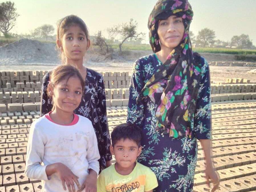 Shagufta, eine alleinstehende Ziegelsklavin mit drei Kindern